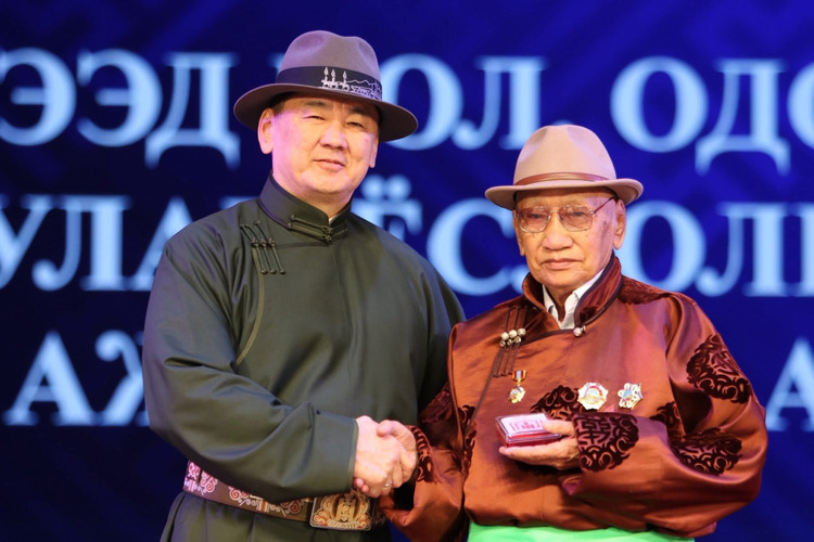 Ерөнхийлөгч У.ХҮРЭЛСҮХ Хэнтий аймагт ажиллаж ТӨРИЙН ШАГНАЛ ГАРДУУЛЛАА